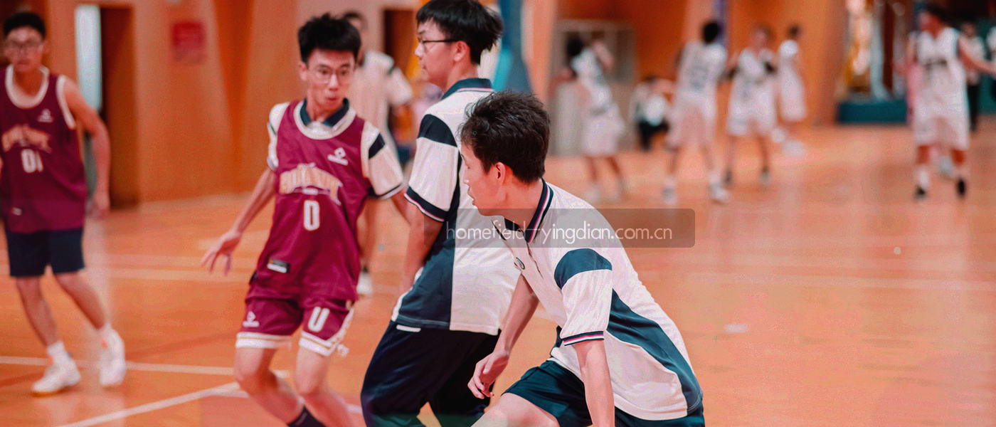 多台不同尺寸的手机与平板并排摆放，屏幕均亮起同一界面